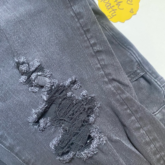 American Eagle. Women’s Skinny Jeans. Size 18. Black Color Distressed - Picture 2 of 13